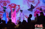 10月20日晚，演员在庆祝福建省中外企业家联谊会三十周年庆典大会晚宴上表演节目。　张斌 摄 - 福建新闻
