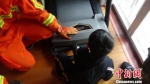 福州一幼童手卡入跑步机接缝， 消防员“抬升跑台”解困。　刘嘉明 摄 - 福建新闻