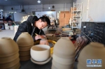 10月29日，建阳建盏制坯师傅在进行修坯程序。新华社记者 林善传 摄 - 新浪