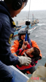 直升机救助“闽晋渔05788”轮上的遇险人员。 - 福建新闻