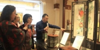 11月20日，海外华文媒体代表来到福建省莆田市仙游县，探访仙游红木古典工艺家具产业。　彭莉芳　摄 - 福建新闻