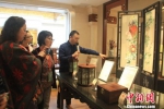 11月20日，海外华文媒体代表来到福建省莆田市仙游县，探访仙游红木古典工艺家具产业。　彭莉芳　摄 - 福建新闻