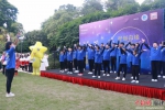 义卖过程中，自闭症孩子们还献上了精彩的歌舞表演。陈丽霞 摄 - 福建新闻