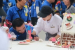 蛋糕DIY课堂，专业的甜品房厨师为孩子们现场教学。陈丽霞 摄 - 福建新闻