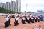 比赛开始前，晋江市实验中学学生现场展示了一段精彩射艺表演。　陈龙山 摄 - 福建新闻