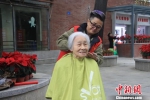 志愿者为老人义务理发。　彭莉芳 摄 - 福建新闻