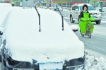 12月6日，山东半岛下雪。图为7日烟台街头雪景。 (新华社发) - 新浪
