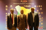1.图为中国武夷肯尼亚分公司3位获奖肯籍员工，左起：Tom Odhiambo Nyaoke（左一），Japheth Ambani Zambava（中），Peter Afwayi Shibutse（右一）。图片来源：中国武夷肯尼亚分公司 - 福建新闻