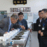 19日一早，李瑞河便来到天福集团茶厂品茗室，忙碌地品鉴着茶叶的等级。　严利人 摄 - 福建新闻
