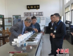 19日一早，李瑞河便来到天福集团茶厂品茗室，忙碌地品鉴着茶叶的等级。　严利人 摄 - 福建新闻