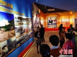 工作人员向首批观展者一一介绍珍贵历史照片背后的故事。　杨伏山 摄 - 福建新闻