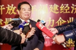 福耀玻璃工业集团董事长曹德旺在现场接受媒体采访。左辉摄 - 福建新闻