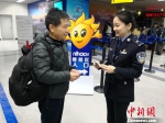 一名福州机场出入境边防检查站边检警察正在回答旅客咨询。　李晓烺 摄 - 福建新闻