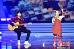 图为福州土生土长15岁音乐天才少年罗维与台湾泰雅族女孩杨迦恩一起现场合唱歌曲。　吕明 摄 - 福建新闻