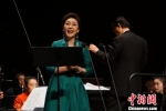 1月7日晚，《李焕之百年诞辰纪念音乐会》在福州福建大剧院举行。图为当晚，著名歌唱家方琼演唱李焕之先生创作的声乐作品。　陈恭 摄 - 福建新闻