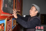 闽南古厝“美容师”郭顺忠已经73岁高龄，仍然热衷于“黑金推、沥金画”这一传统彩绘技艺。　陈龙山 摄 - 福建新闻