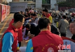 1月18日，铁骑来到中国石油泉州荆山加油站进行现场确认。　钟欣 摄 - 福建新闻