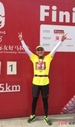 张登峰也是一名跑马爱好者,先后参加10多场马拉松,收集了不少马拉松奖牌。 - 福建新闻