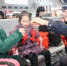 图为民警为旅客送上温馨祝福。福州铁路公安处供图 - 福建新闻