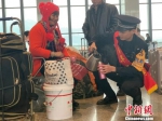 图为民警为旅客送上暖心热茶。福州铁路公安处供图 - 福建新闻