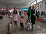 福州工务段志愿者在莆田火车站帮助旅客搬运行李。 - 福建新闻