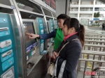 福州工务段志愿者在福州火车站帮助旅客购票。 - 福建新闻