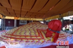 己亥猪年祈福的“米龟”亮相泉州天后宫，用一万多袋的“平安米”垒成。　陈龙山 摄 - 福建新闻