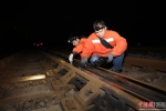 探伤工使用CTS-1010钢轨探伤仪对列车转向装置道重点检查。王福斌 摄 - 福建新闻