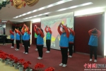 心启航彩虹“星”艺术团的孩子们正在表演手语舞《国家》。陈丽霞 摄 - 福建新闻