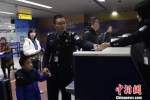 1月28日，在出境大厅，福州机场出入境边检站一名检查员带领“无陪”儿童通关。　宋华龙 摄 - 福建新闻