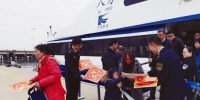 1月30日，泉州南安海事处工作人员为泉金航线旅客送“福”。　徐建伟 摄 - 福建新闻