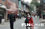 5日，游客在烟台山特色历史文化街区拍照。记者叶义斌 摄 - 新浪