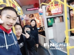 公交司机陈丽冰和三名中学生合影留念，图片由陈丽冰提供。 - 新浪