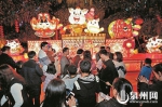 海上丝绸之路公园里，市民举家出行赏灯。（陈晓东 摄） - 新浪