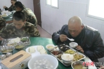 元宵节，老黄与中队战士一起吃汤圆，庆祝团圆的节日。武警平潭中队供图 - 福建新闻