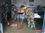 中队官兵在帮老黄打扫老房子。武警平潭中队供图 - 福建新闻