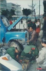 2006年，官兵们筹钱给老黄买了第一辆车。武警平潭中队供图 - 福建新闻