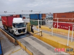 海关关员和港区人员向拖车司机介绍无人卡口。 - 福建新闻