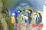 工人正在地铁2号线过海隧道开挖联络通道。 - 新浪
