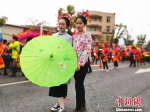 越来越多年轻人也喜欢上蟳埔女装扮，传承蟳埔文化。　陈龙山 摄 - 福建新闻