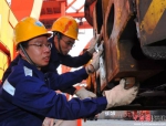 全国人大代表冯鸿昌正在港口工作。受访者 供图 - 福建新闻