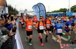 来自20个国家和地区的近10000名参加半程、健康跑的跑者齐聚东山岛参加此赛事。 - 福建新闻