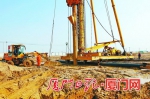 滨海东大道（翔安东路—莲河段）工程建设现场，工人正在进行砂桩施工作业。（记者 王协云 摄） - 新浪