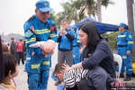 3、作为宣传摊位之一，中国社会福利基金会蓝豹救援工作人员给市民现场教学海姆立克急救法。谢帝谣 摄 - 福建新闻