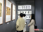 2.3月30日，“老根写字，墨升画画”书画展在福州市于山堂举办，吸引了社会各界的艺术爱好者前来观赏。林坚 摄 - 福建新闻