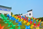 清明节来临 园区布置了代表希望的风车和代表思念的黄丝带。凌月华 摄 - 福建新闻