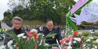 图为郭建国和林军向生态葬纪念碑敬献花篮。主办方 供图 - 福建新闻