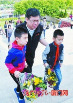 家长带着孩子来到烈士陵园献花。 - 新浪