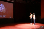 4月10日，福州大学电气工程与自动化学院举行“重温红色经典，演绎时代之声”红色电影配音大赛。图为参赛选手为经典红色电影《闪闪的红星》配音。 林坚 摄 - 福建新闻
