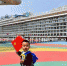 4月15日，“星梦邮轮”旗下的“世界梦号”邮轮驶进厦门港。厦门国际邮轮母港集团负责人表示，迎来“世界梦号”，意味着厦门国际邮轮母港踏上“大船时代”的新起点。“世界梦号”邮轮是列入《2019伯利兹邮轮年鉴》的世界十大最佳大型邮轮之一，吨位15万，载客3376人，2017年底首航。图为小朋友在厦门国际邮轮母港观景平台玩耍。中新社记者 吕明 摄 - 福建新闻